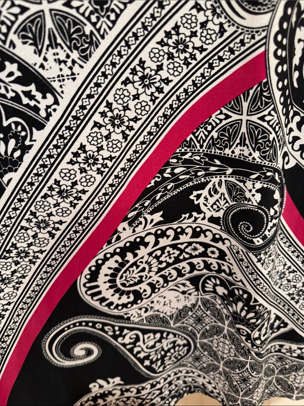 Lightweight and Flattering Black and White Paisley Sheath Dress with Pink Trim - Picture 3 of 7